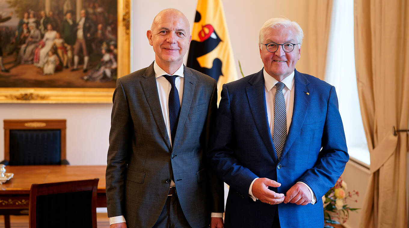 DFB Präsident Bernd Neuendorf und Bundespräsident Frank-Walter Steinmeier (v.l.) © Foto: Bundesregierung/Henning Schacht