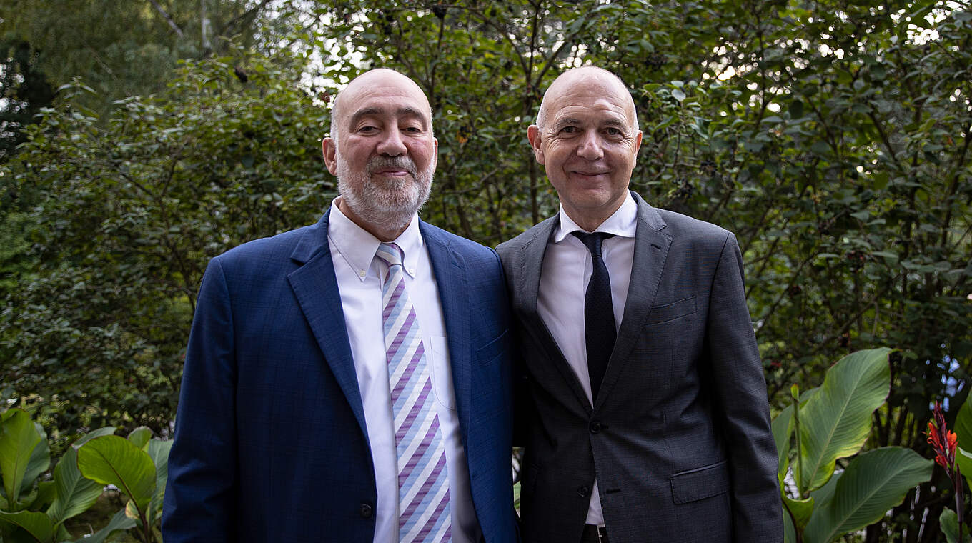 Botschafter des Staates Israel in Deutschland Ron Prosor und Bernd Neuendorf (v.l.) © Thomas Böcker/DFB