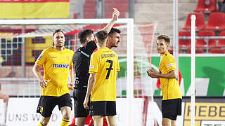 Muss nach Platzverweis ein Spiel aussetzen: Bayreuths Dennis Lippert (r.) © imago images