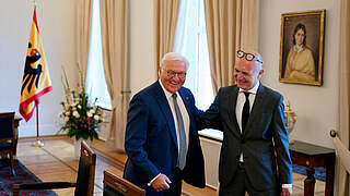 Bundespräsident Frank-Walter Steinmeier beim Gespräch mit Bernd Neuendorf (v.l.) © Foto: Bundesregierung/Henning Schacht