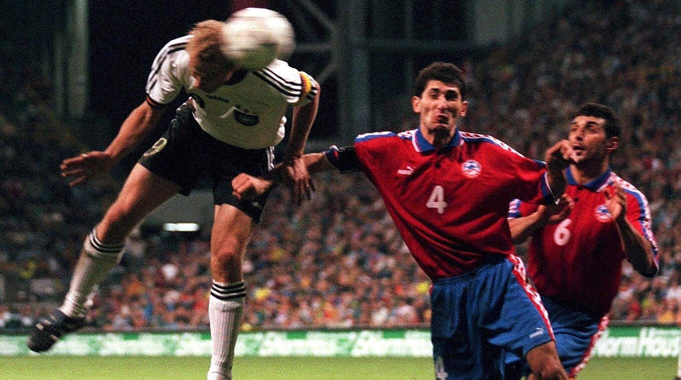 Nachgelegt: Klinsmann erzielt per Kopf auch das zweite Tor des Abends © Bongarts/Getty Images
