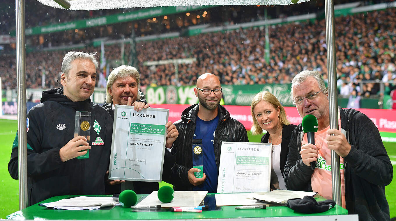 Preisverleihung: Arnd Zeigler, Ronny Zimmermann, Mario Wiggert, Renate Lingor (v.l.) © Getty Images