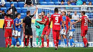 Sieht im Spiel bei der TSG Hoffenheim Rot: Alexander Hack (M.) © Getty Images