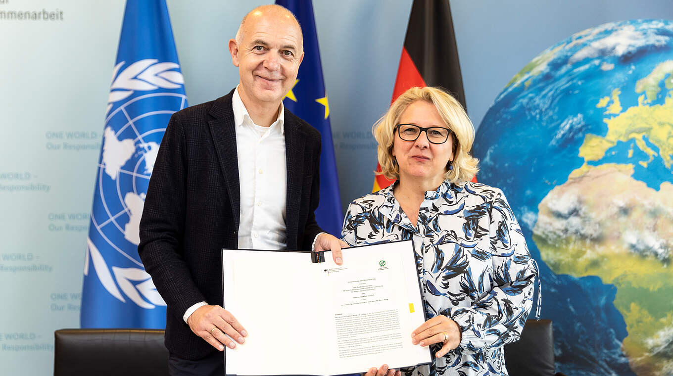 Vertrag signiert: DFB-Präsident Neuendorf und Entwicklungsministerin Schulze in Berlin © Leon Kuegeler/photothek.de