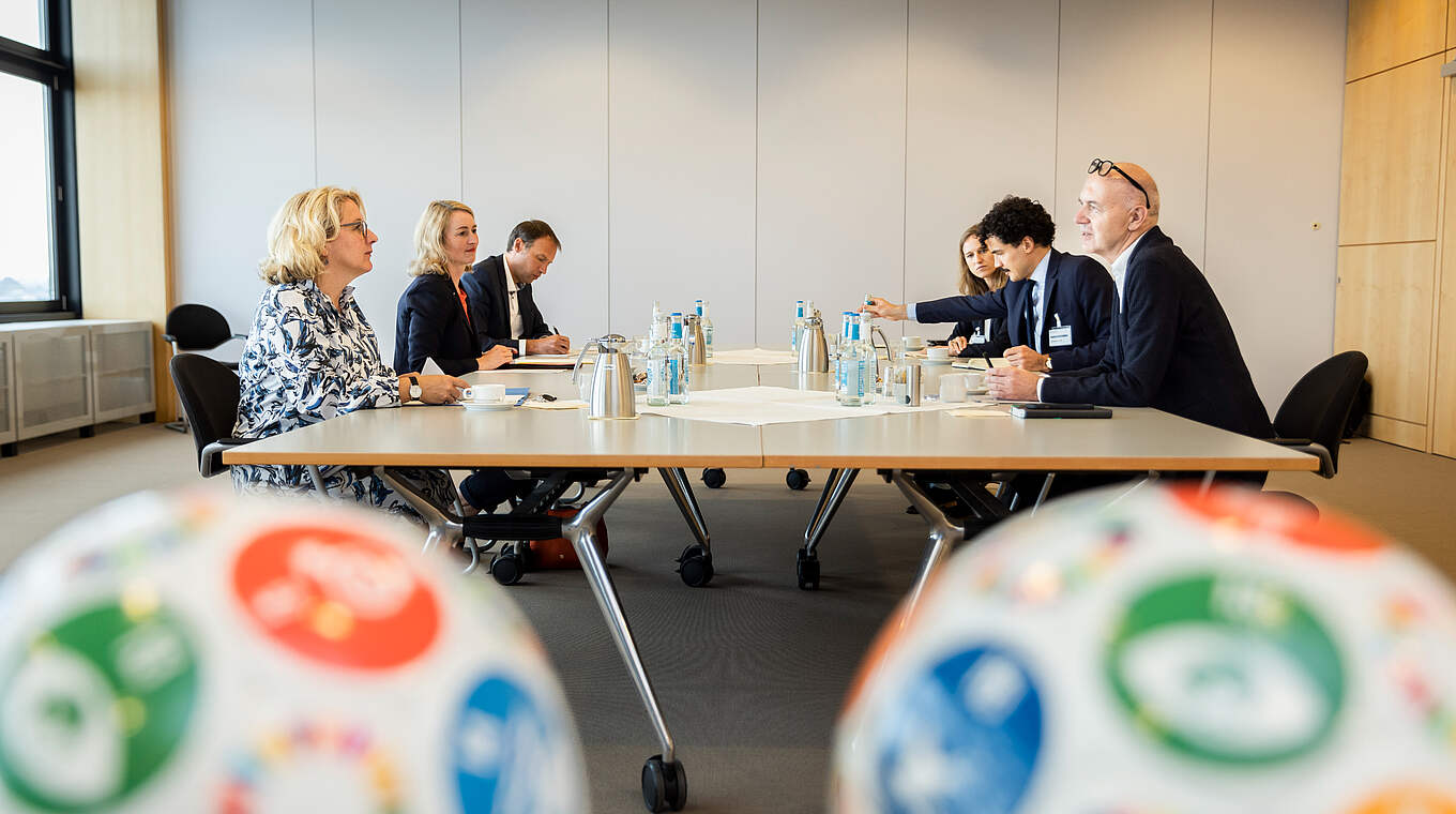 DFB-Präsident Bernd Neuendorf (vorne rechts) und Entwicklungsministerin Svenja Schulze (vorne links) © Leon Kuegeler/photothek.de