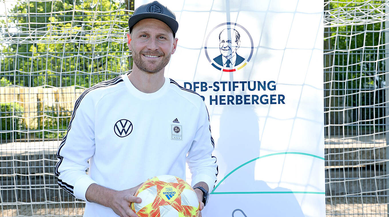 Selbstversuch im Blindenfußball: Promiteam mit Weltmeister Benjamin Höwedes © DFB-Stiftung Sepp Herberger