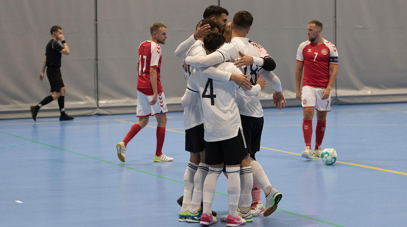 Auftaktsieg beim Nordic Cup: Das Futsal-Nationalteam jubelt gegen Dänemark © Getty Images