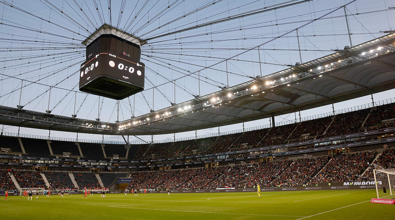 23.200 Zuschauer im Deutsche Bank Park: Rekordkulisse in der Frauen-Bundesliga © imago