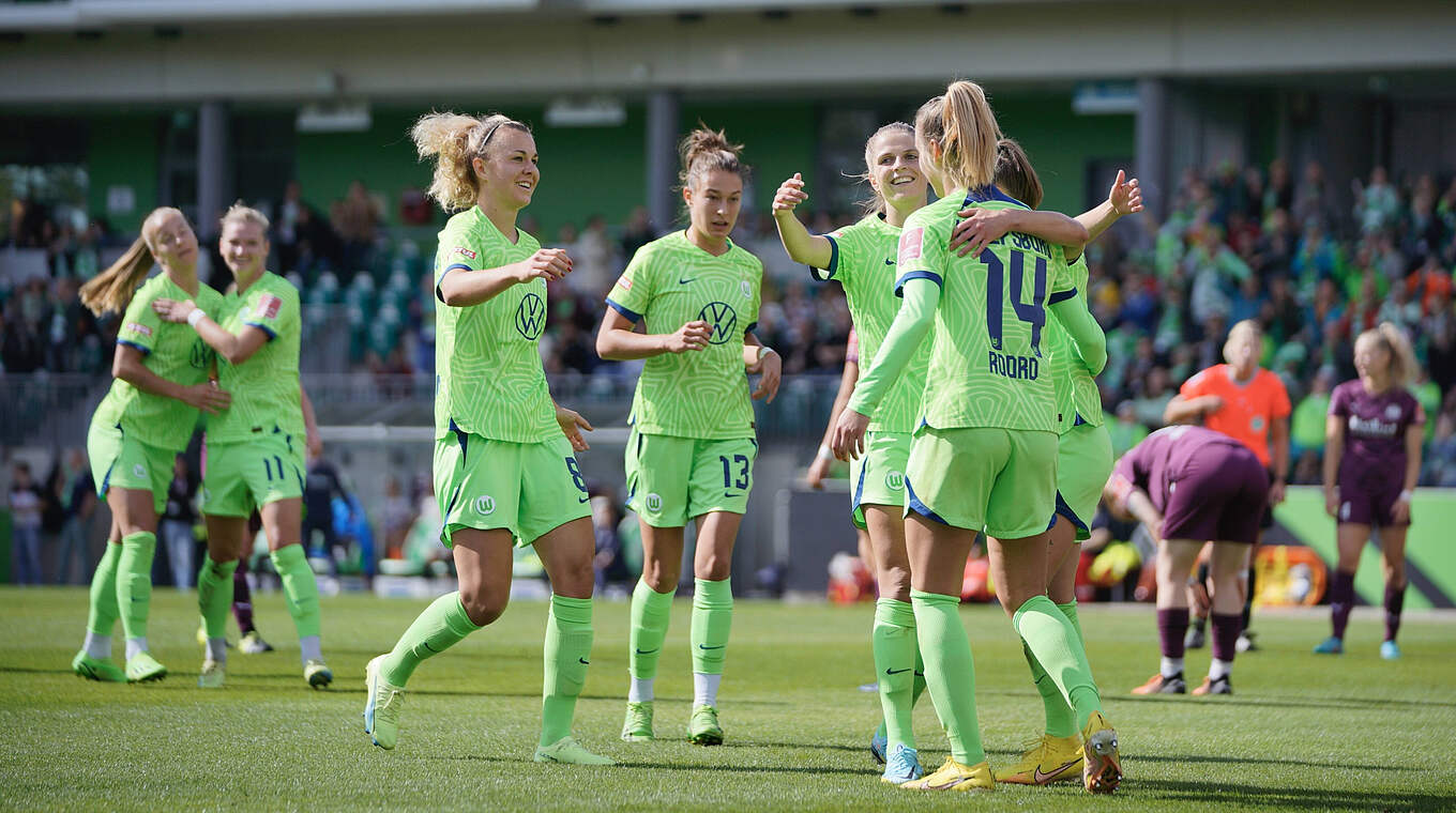 Vier Tore, zweimal Ewa Pajor: Wolfsburg jubelt gegen die SGS Essen © Imago Images