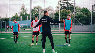 Erste Präsenzphase: Timothy Chandler setzt sich mit der Rolle des Trainers auseinander © Eintracht Frankfurt