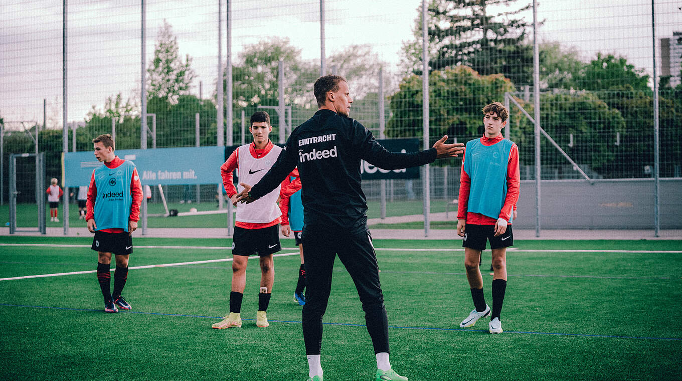 Erste Präsenzphase: Timothy Chandler setzt sich mit der Rolle des Trainers auseinander © Eintracht Frankfurt