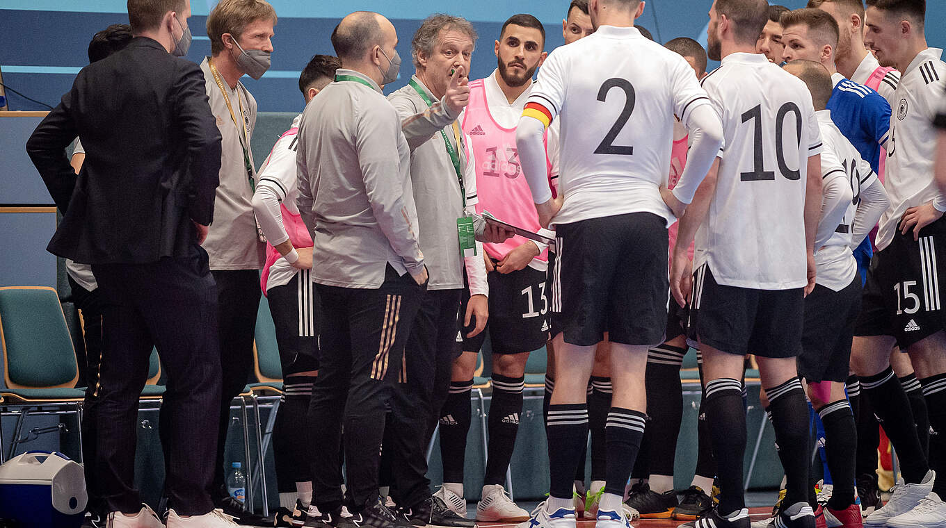 Loosveld (4.v.l.): "Im Spiel mit dem Ball machen wir teilweise einen überragenden Job" © Getty Images