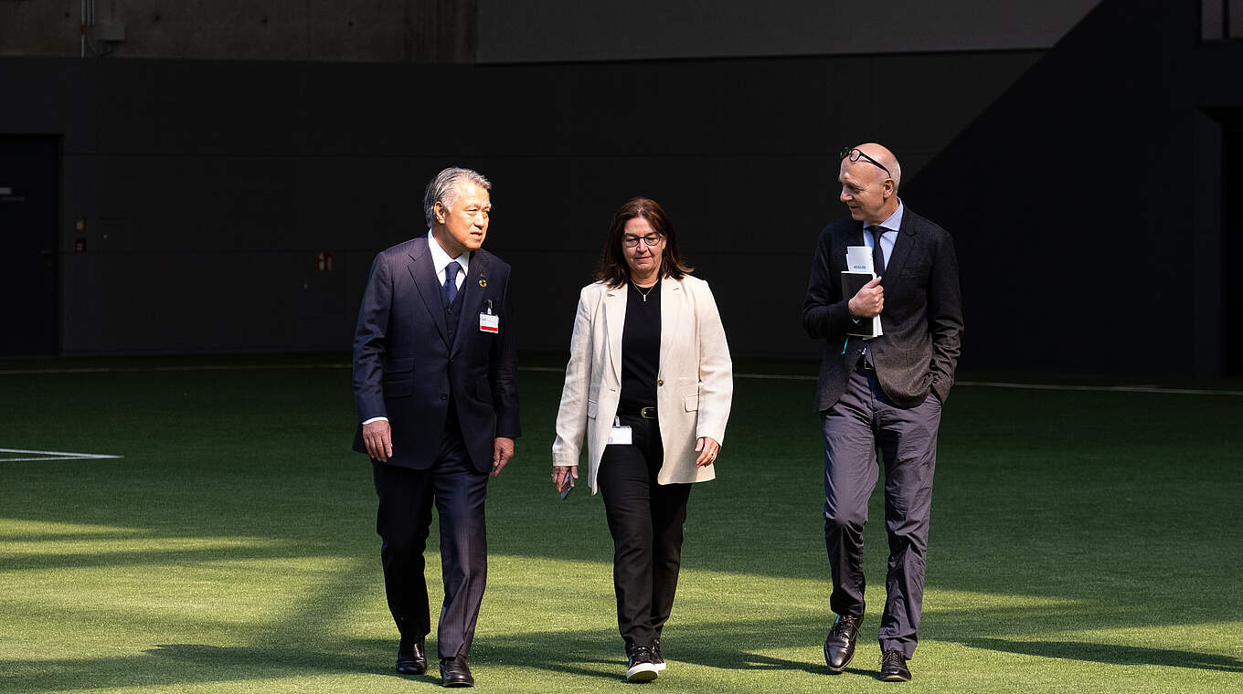 Kohzo Tashima, Heike Ullrich und Bernd Neuendorf (v.l.) © Julius Nieweler/ DFB