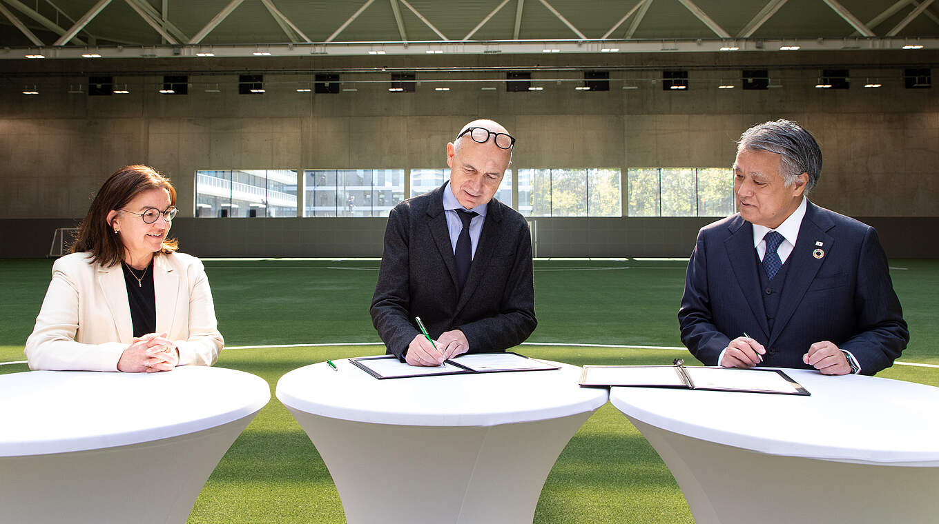 Heike Ullrich, Bernd Neuendorf und Kohzo Tashima (v.l.) © Julius Nieweler/ DFB