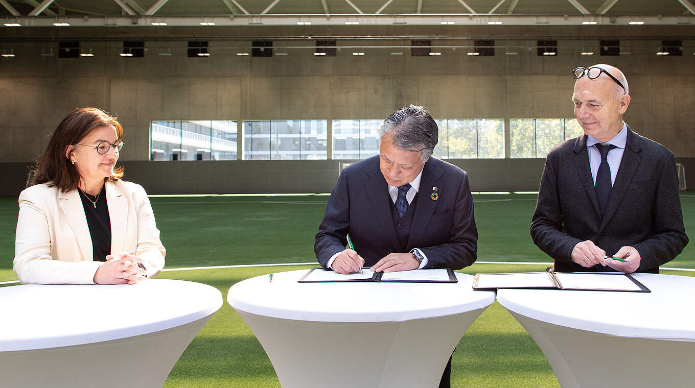 Heike Ullrich, Kohzo Tashima und Bernd Neuendorf (v.l.) © Julius Nieweler/ DFB