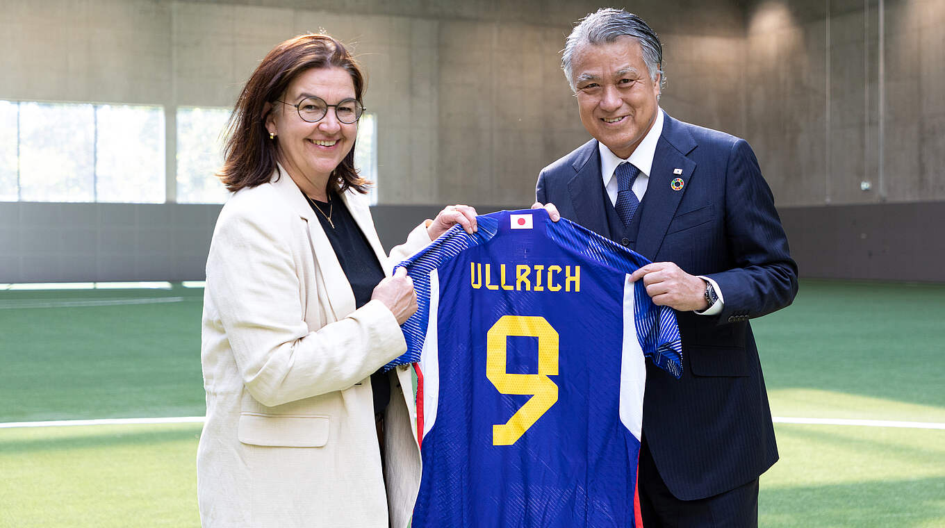 Heike Ullrich und Kohzo Tashima (v.l.) © Julius Nieweler/ DFB