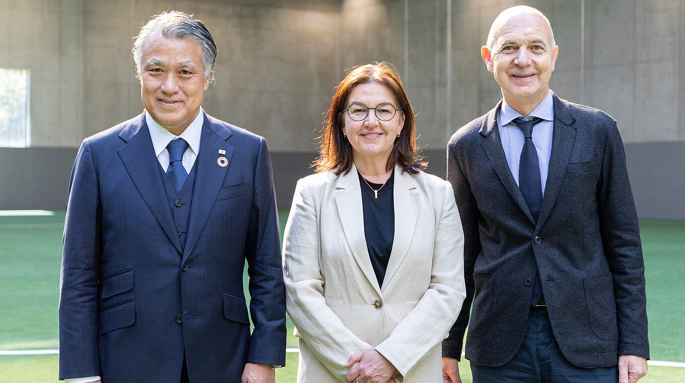 Kohzo Tashima, Heike Ullrich und Bernd Neuendorf (v.l.) © Julius Nieweler/ DFB