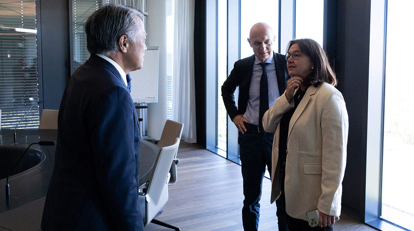 Kohzo Tashima, Bernd Neuendorf und Heike Ullrich (v.l.) © Julius Nieweler/ DFB