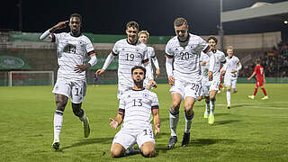 Sie möchte auch in Rumänien jubeln: die deutsche U 20 um Kerim Calhanoglu (M.) © Getty Images