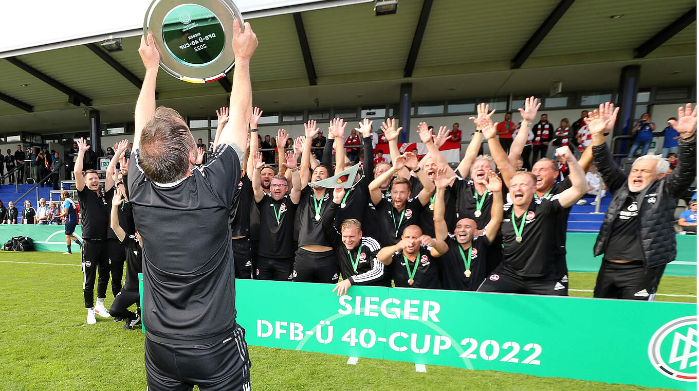 Sichern sich den Pokal bei den Ü 40-Männern: die Altstars des 1. FC Nürnberg © Getty Images