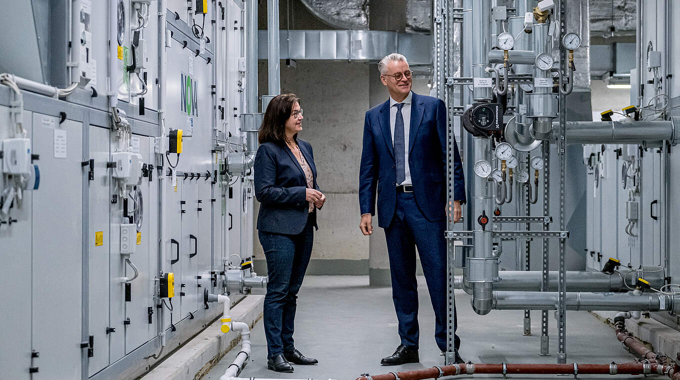 Rundgang durch die Anlage im Campus: Heike Ullrich und Constantin Alsheimer © Julius Nieweler/ DFB