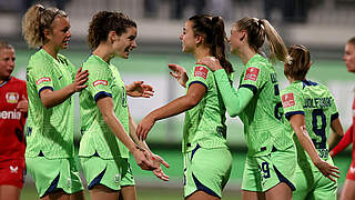 Erzielt in der 56. Minute das 3:1 für Wolfsburg: Nationalspielerin Lena Oberdorf (3.v.l.). © Getty Images