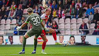 Wird nach einem Foulspiel an Mandy Islacker des Feldes verwiesen: Vanessa Fischer (l.) © imago