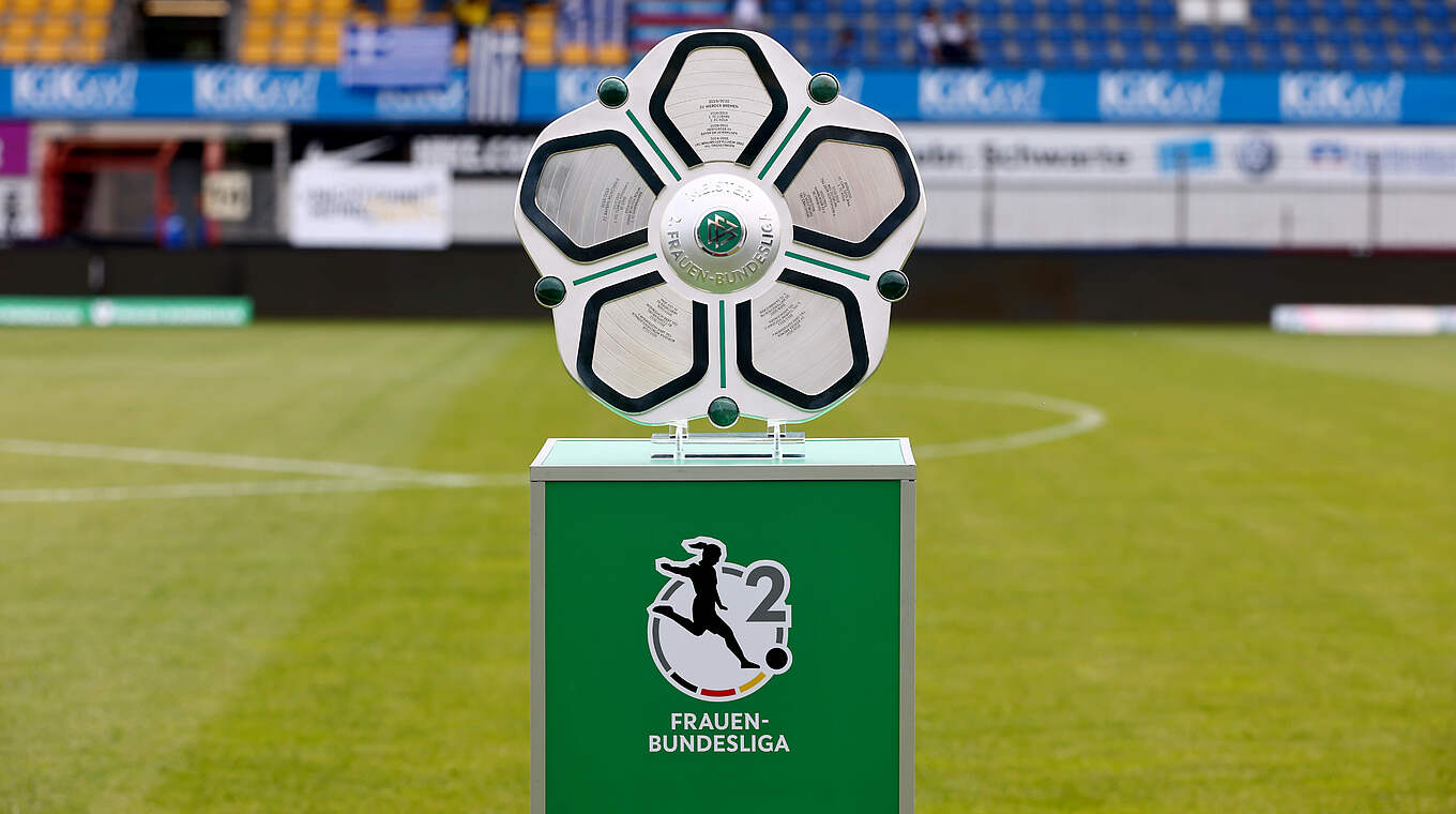 Das Objekt der Begierde: die Meisterschale der 2. Frauen-Bundesliga © Getty Images
