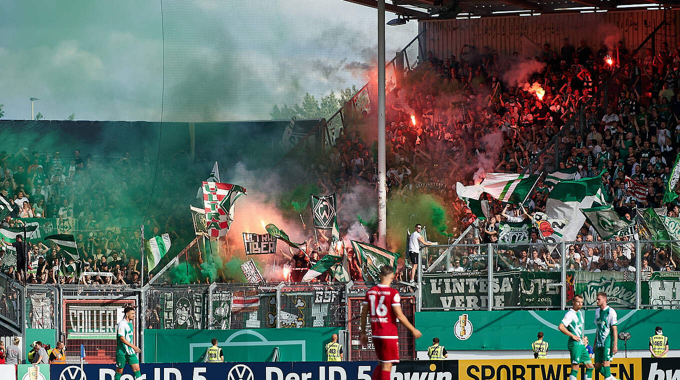 Pyrotechnik rund um das Pokalspiel in Cottbus: Geldstrafe für Werder Bremen © Imago