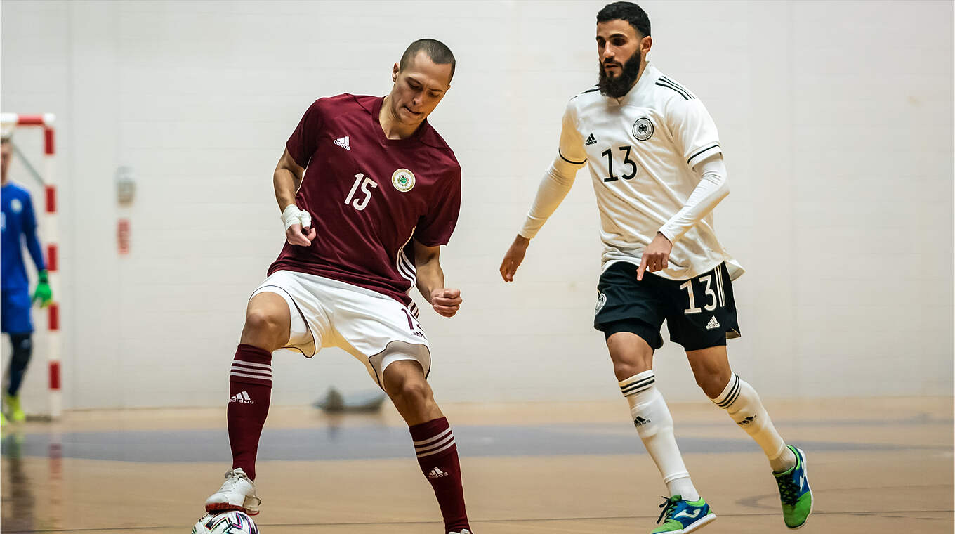 Starker Start in WM-Qualifikation: Miks Babris (l.) und Lettland gegen Muhammet Sözer © LFF