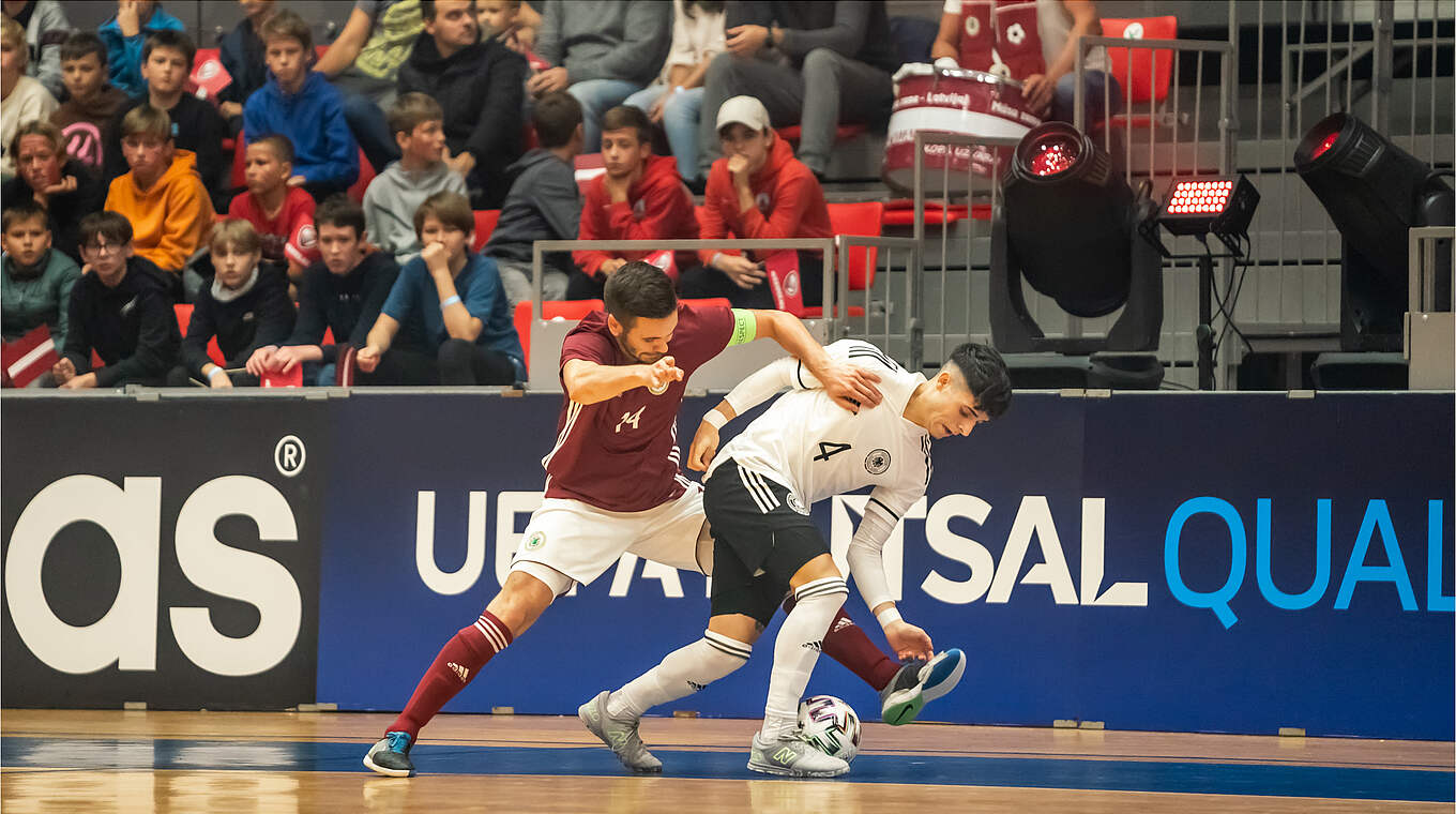 Verbissene Zweikämpfe in Jelgava: Suad Ak (r.) und die deutsche Futsalauswahl © LFF