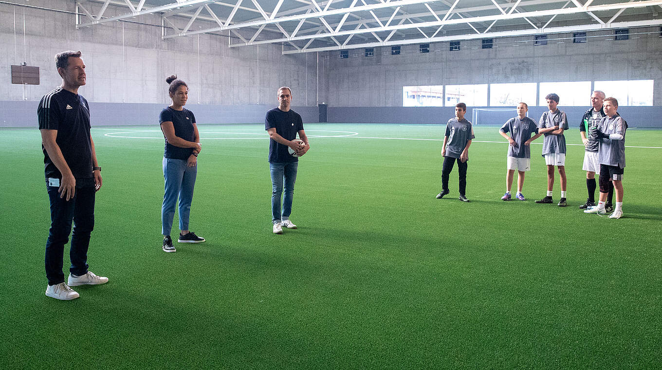 Celia Sasic und Philipp Lahm (3.v.l.) © Yuliia Perekopaiko/DFB