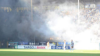 Im Mannheim-Block: Während des Pokalspiels gegen Kiel wurde Pyrotechnik abgebrannt © imago