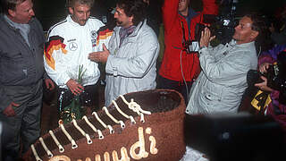 Eine Torte zum (vermeintlichen) Abschied: Rudi Völler (2.v.l.) in Dresden 1992 © IMAGO / WEREK
