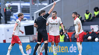 Nach seinem Platzverweis für zwei Partien gesperrt: Essens Andreas Wiegel (r.) © imago