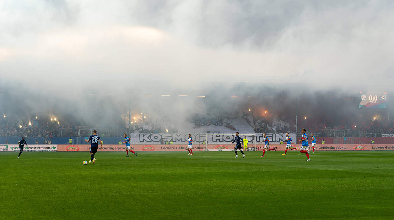 Geldstrafe: Im Spiel gegen den HSV zündeten Anhänger vom Holstein Kiel insgesamt 65 pyrotechnische Gegenstände © Imago Images