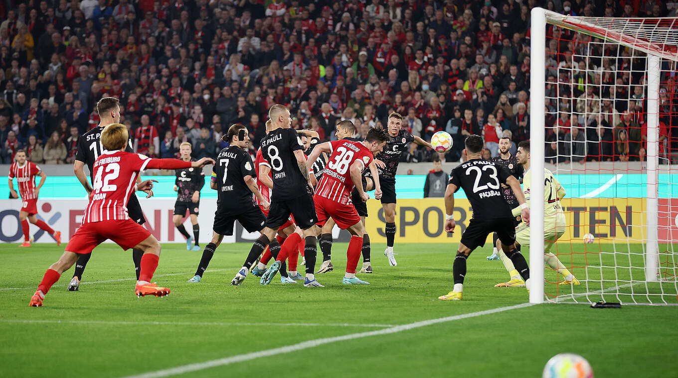 Freiburg's Michael Gregoritsch heads in the winning goal.  © Getty Images