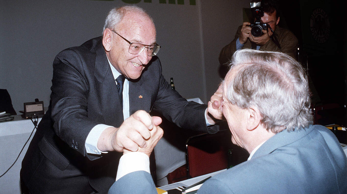 Moment der Freude: Egidius Braun (l.) wird DFB-Präsident © Imago Images