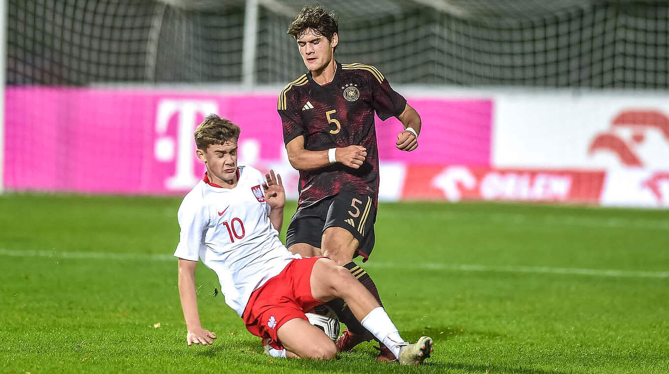 In Oppeln meist spritziger als Deutschland: Polen mit Popielec (l.) gegen Luis Schäfer © PZPN