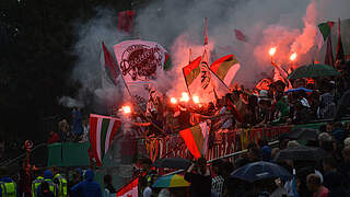 Sportgericht bestraft Augsburg: In Lohne wurde immer wieder Pyrotechnik gezündet © imago