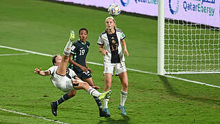 Spektakel in der Schlussphase: Loreen Bender (v.) trifft spät zum Ausgleich © FIFA/Getty Images