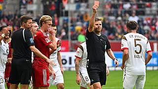 Muss nach Platzverweis dreimal aussetzen: Betim Fazliji (r.) vom FC St. Pauli © imago