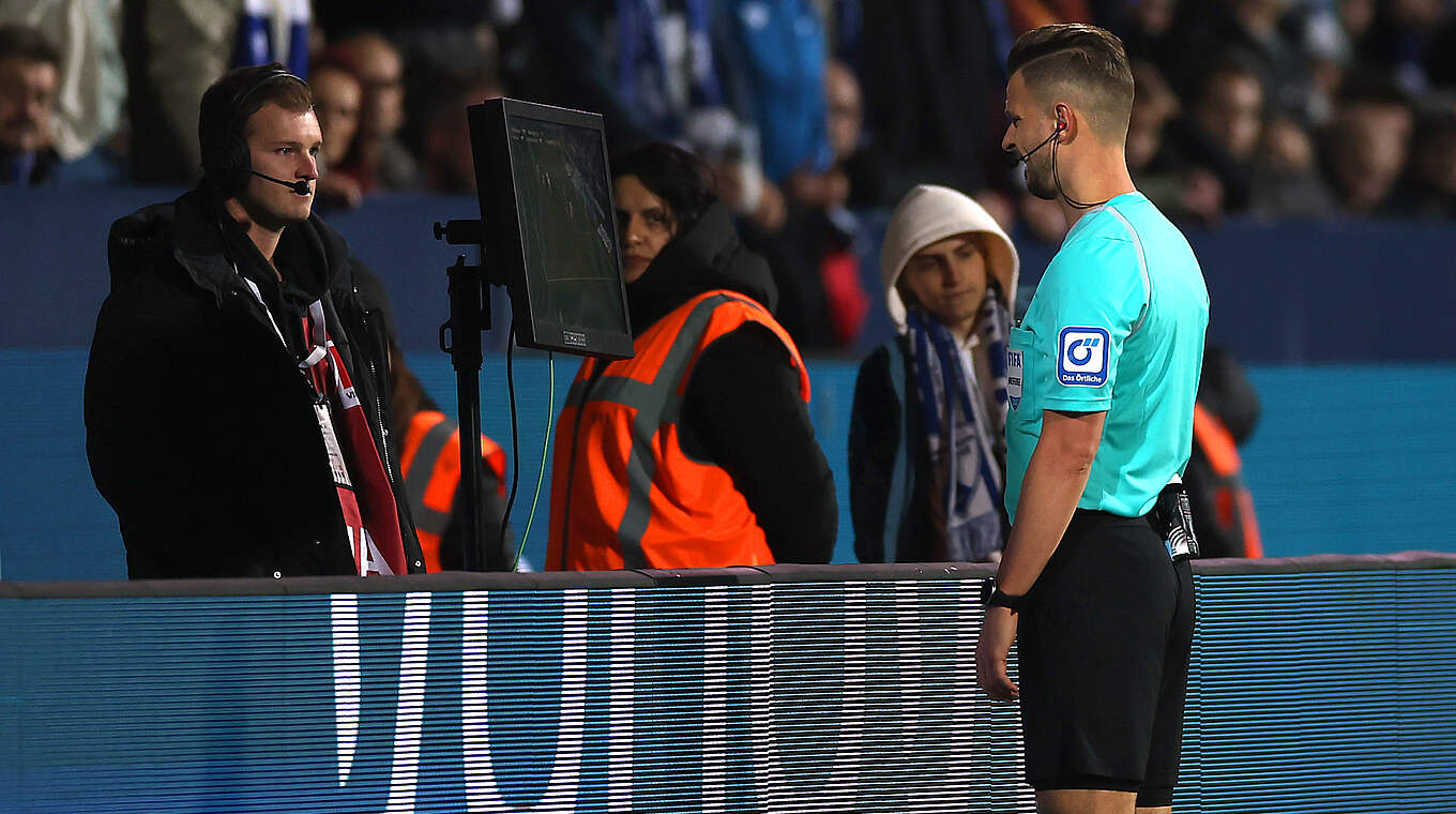 Hinweis vom VAR: Schiedsrichter Schlager entscheidet auf Abseits der Borussia © Getty Images