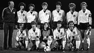 Die erste Startelf: die DFB-Frauen bei der Länderspielpremiere am 10. November 1982 © imago