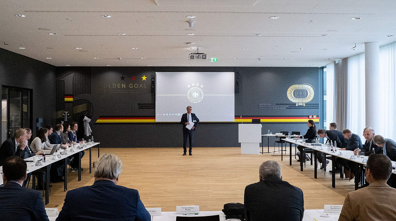 Tagung der Rechtsorgane: DFB-Vizepräsident Thomas Bergmann leitet ein © Julius Nieweler/DFB