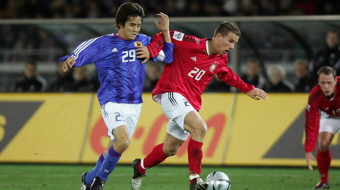 Sechstes Spiel für Deutschland: der 19-jährige Lukas Podolski (r.) 2004 gegen Japan © Imago Images