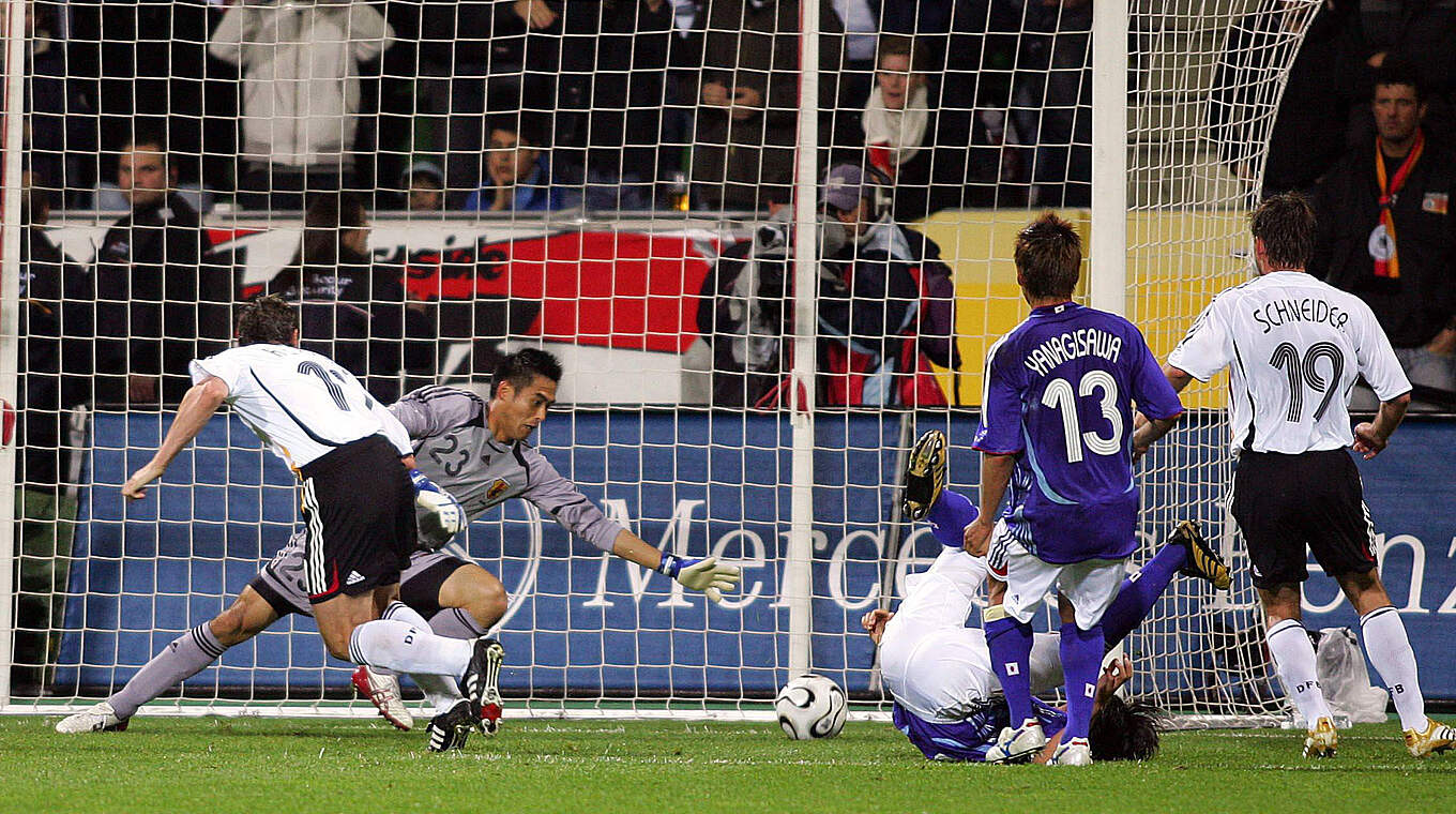 Der Anschlusstreffer: Klose (l.) erzielt 2006 das 1:2 gegen Japan in Leverkusen © imago