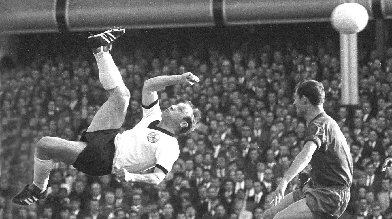 Erzielte 1966 gegen Spanien den Siegtreffer: Uwe Seeler (l.) © IMAGO / Horstmüller