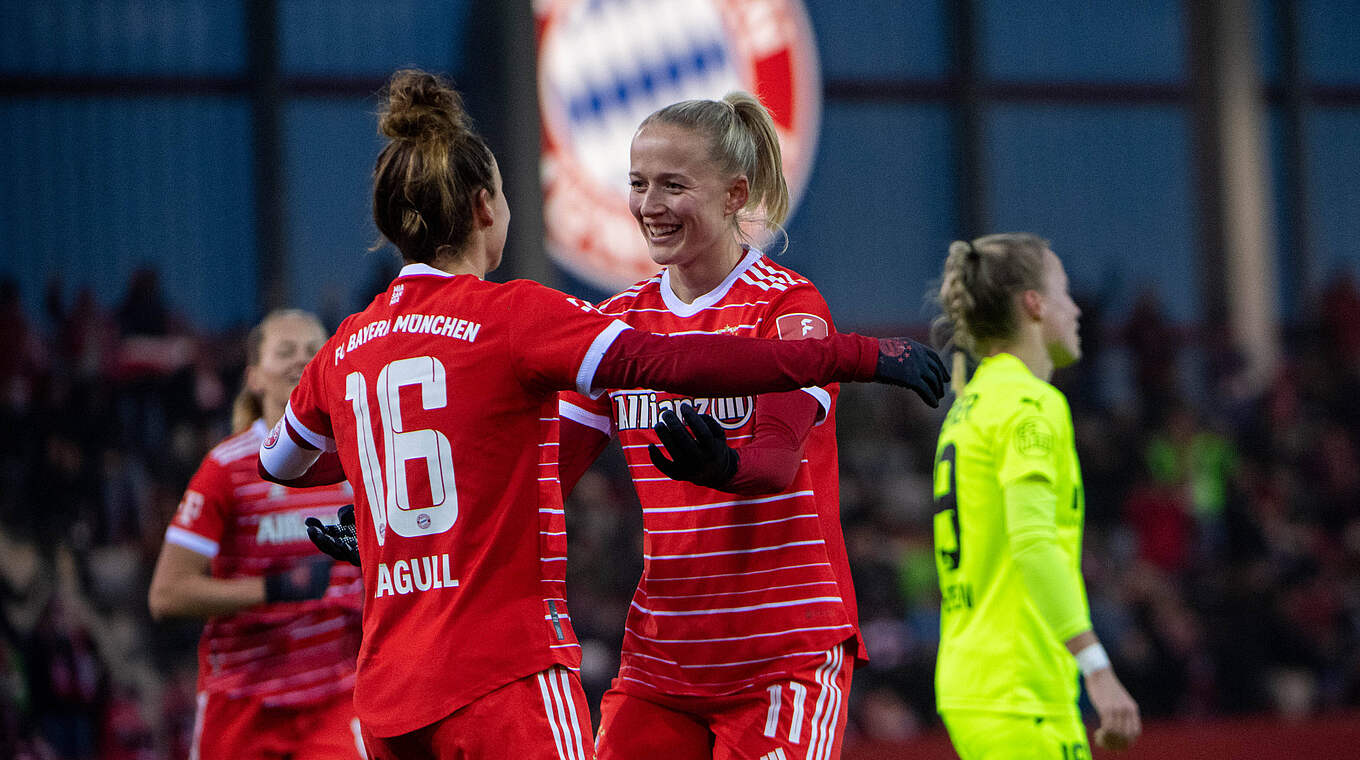 Zurück auf Platz drei: Lina Magull und Lea Schüller (r.) jubeln für den FC Bayern © imago