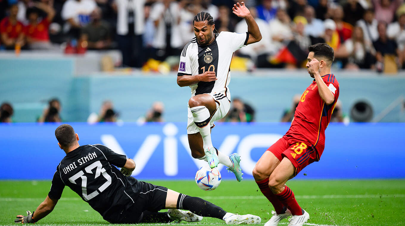 Serge Gnabry caused problems for Spain goalkeeper Unai Simon. © GES-Sportfoto